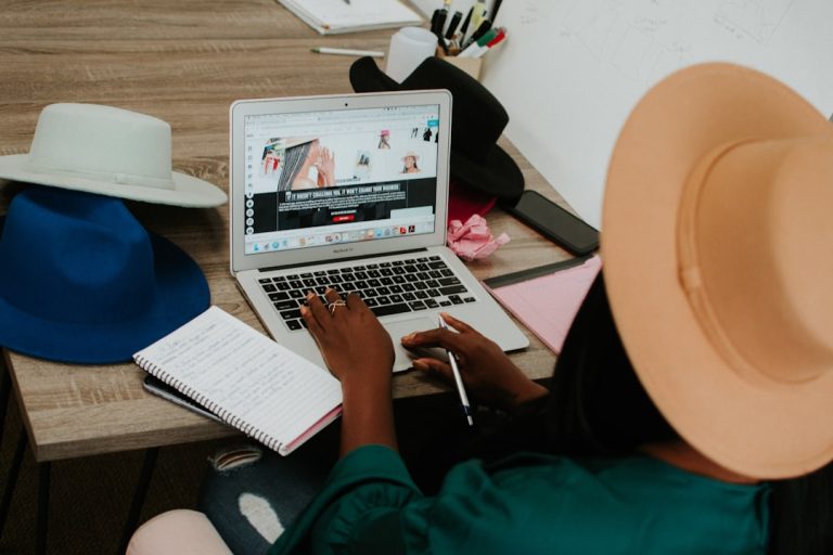IA vs Redator Freelancer para Blog em 2026: Qual Escolher Segundo Dados de Custo e Qualidade